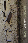Kask valgel asfaldil